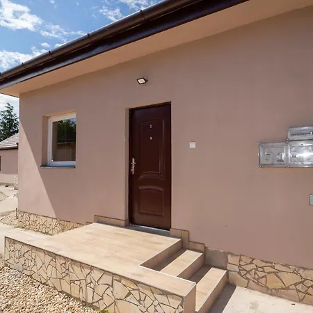 Ivanhoe Apartman *